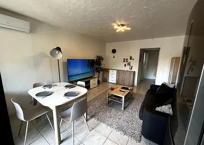 Appartement vue port plein centre 10mn de la plage